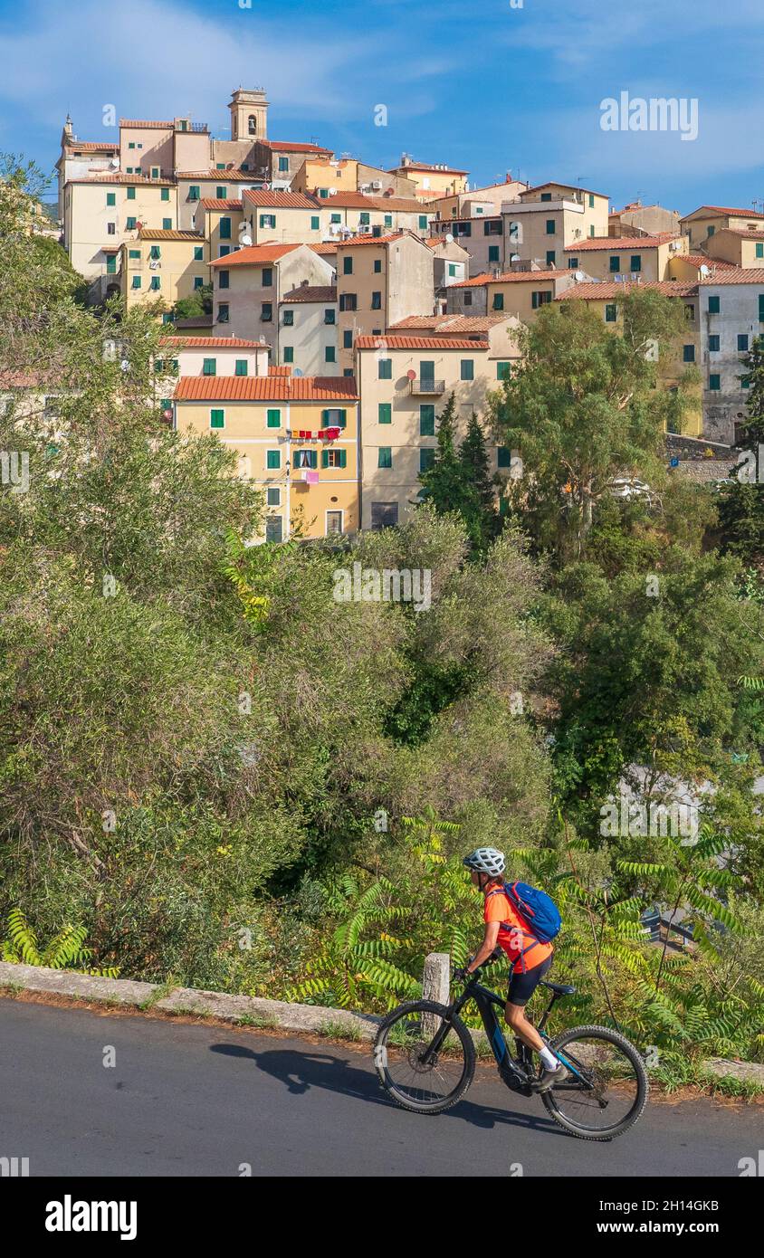 Nette aktive Frau, die das wunderschöne Dorf Rio Nell` Elba auf der Insel Elba, toskanisches Arichipelago, Toskana, Italien, erkundet Stockfoto
